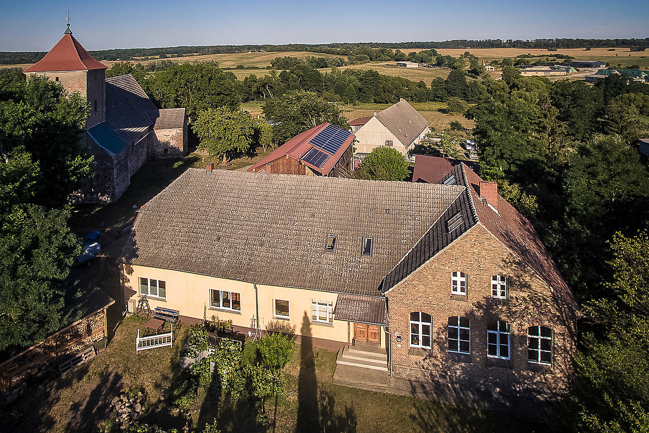 Die Alte Schule liegt unmittelbar neben der alten Dorfkirche