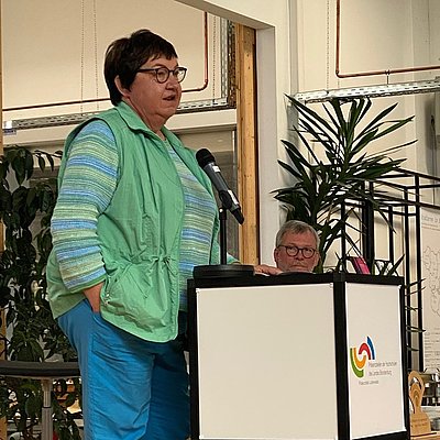 Elisabeth Herzog-von der Heide, ehemalige Bürgermeisterin der Stadt Luckenwalde, hält den ersten Teil der Keynote auf der Bühne. 
